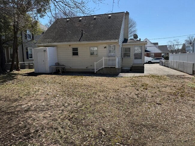 Building Photo - 27 Hartwell St