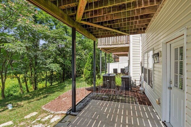 Building Photo - 427 Lazy Creek Ln