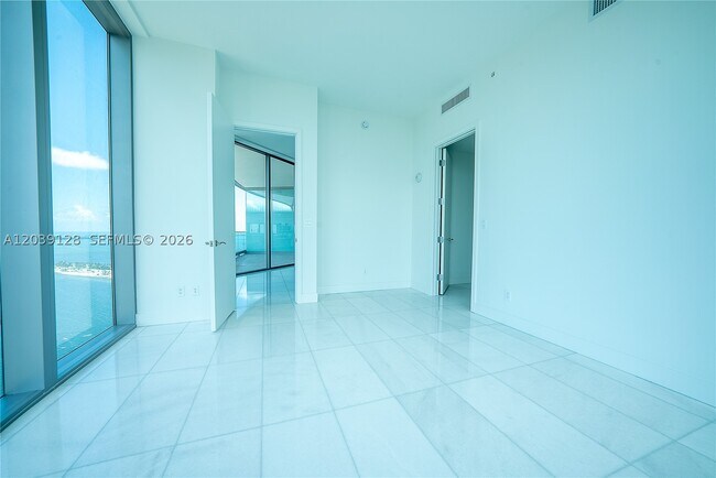 Building Photo - 175 SE 25th Rd
