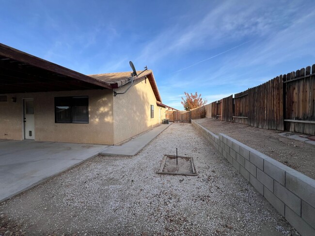 Building Photo - Beautiful 3 Bedroom 2 Bathroom House in Co...