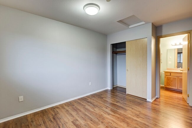 Building Photo - 2 Bed 2 Bath Third floor Condo