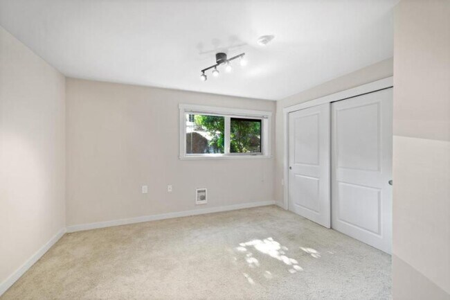 Building Photo - 1 bedroom in Redmond WA 98052