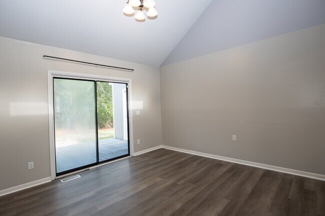Building Photo - "Charming 3-Bedroom Retreat with Granite Touches and Cozy Fireplace on Winchester Rd!"