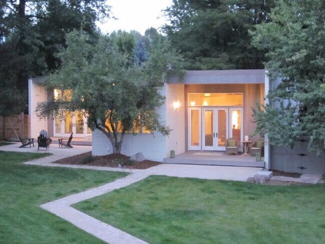 Building Photo - 4 Bed 3.5 Bath Carolyn Heights Home W/Stunning Finishes & Ideal Outdoor Space!  Option for Early ...