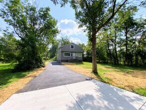 Building Photo - 3 Bed and 1 Bath Colonial for Rent in Oakwood Villiage!