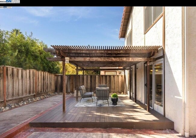 Building Photo - 725 Old Creek Rd