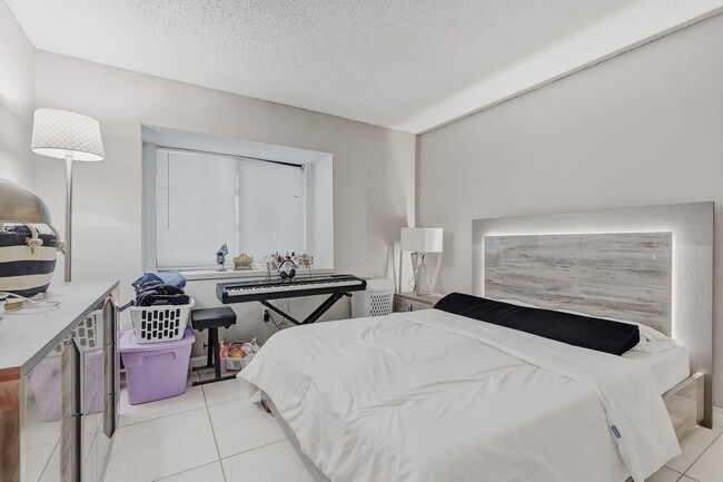 Building Photo - 15846 Country Lake Dr