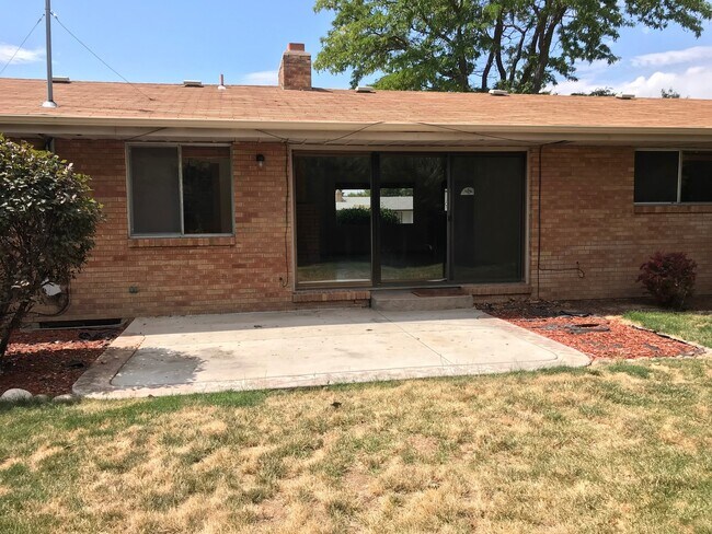 Building Photo - 3824 W Greenbrier Dr