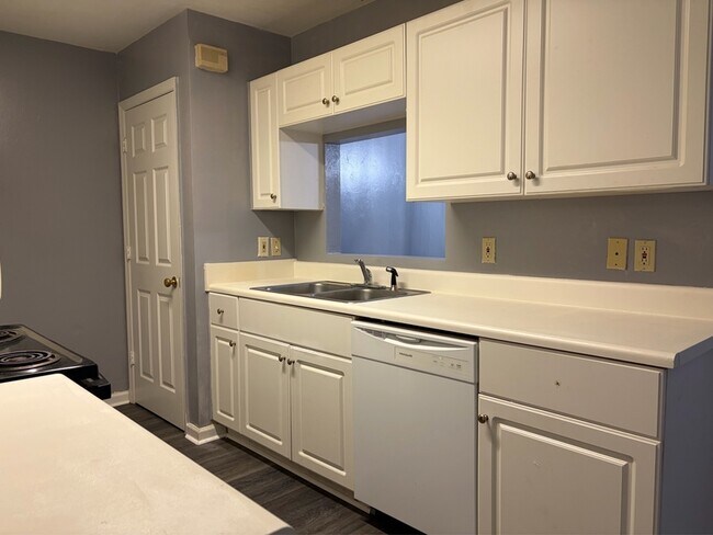 Building Photo - 902 Tomahawk Ct