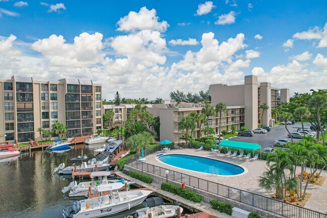 Building Photo - 6 Royal Palm Way