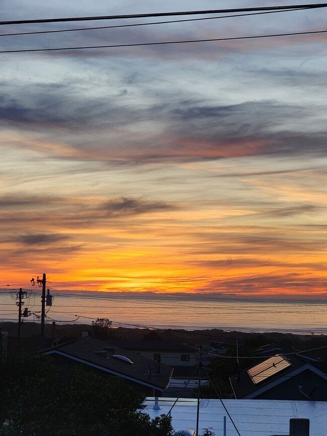 Building Photo - Views of Morro Bay in this cozy hillside cottage!