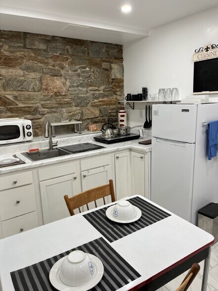 Building Photo - 5515 Roland Ave
