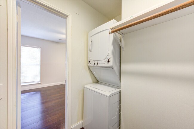 Building Photo - 1909 Brun St