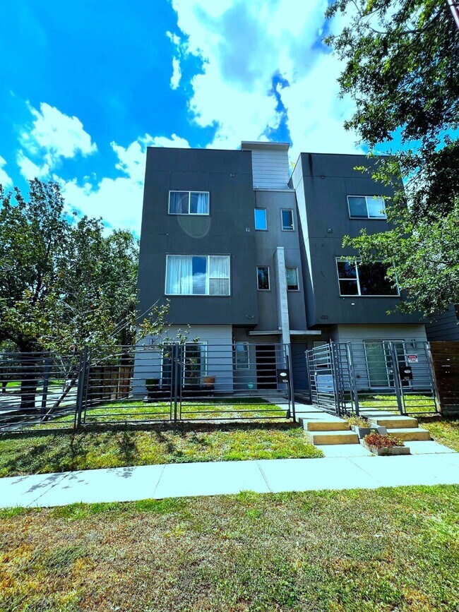 Building Photo - 1524 Blodgett St