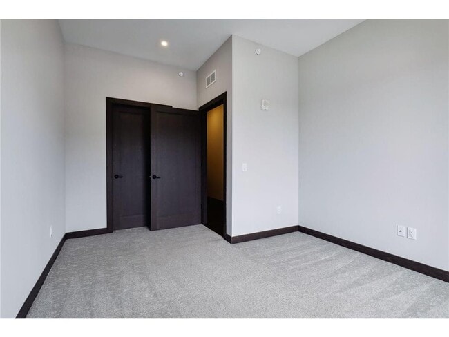 Building Photo - 253 Lake St E