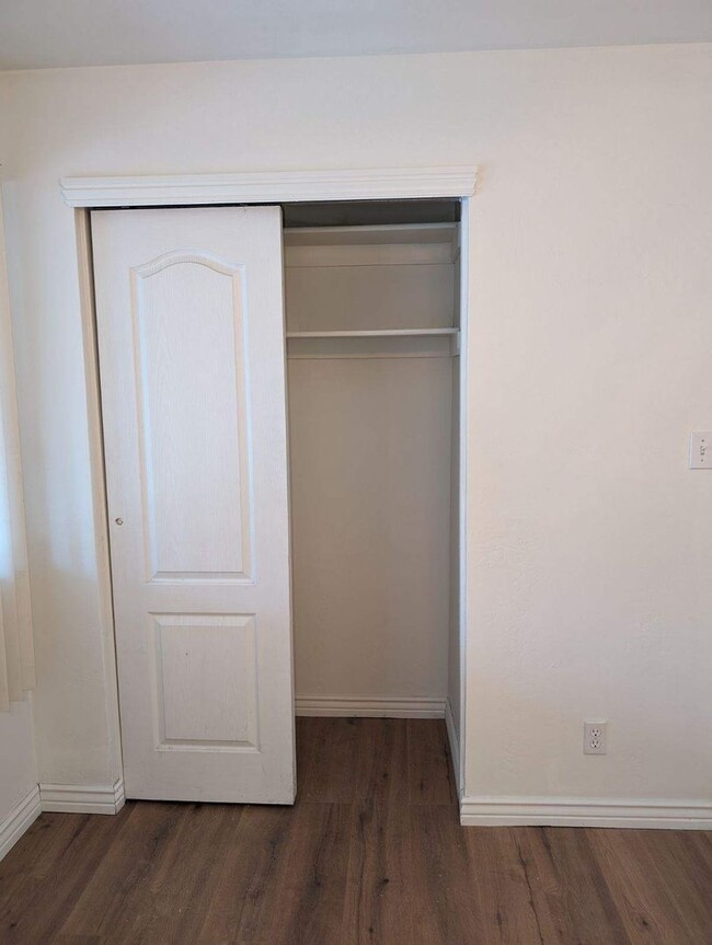 Building Photo - Newly Remodeled One Bedroom/ One Bath Condo