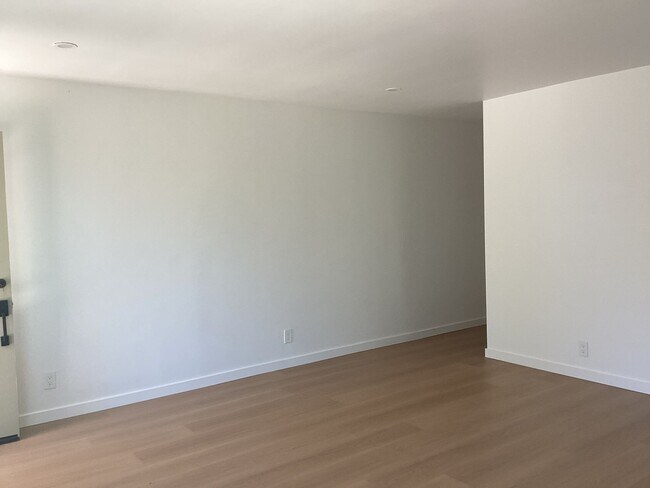 Building Photo - Newly remodeled