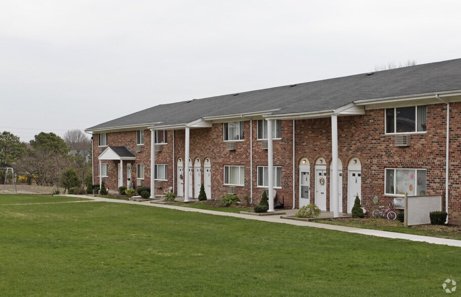 Brookwood at Holbrook 835 Broadway Ave Holbrook NY 11741 Apartment