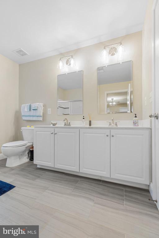 Building Photo - 15292 Golf View Dr