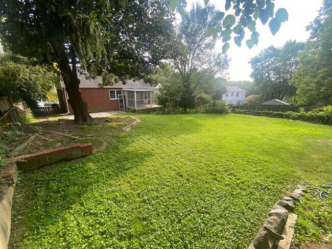 Building Photo - NICE  3BR RAMBLER CLOSE TO NIH