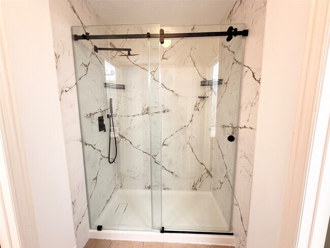 Building Photo - 2819 Lake Shore Harbour Dr