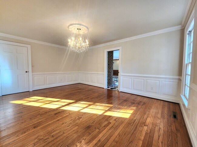 Building Photo - Sprawling Home in Bay Colony