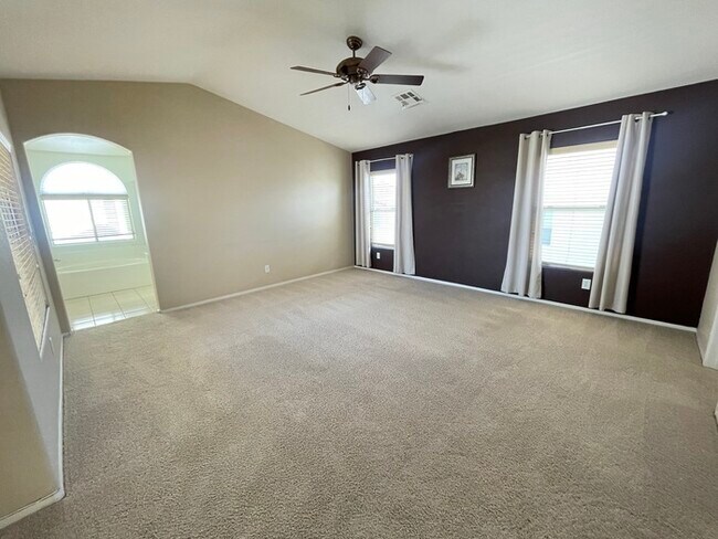 Building Photo - Carry Over Showing: This property has been...
