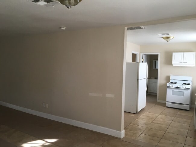 Building Photo - 132 Hopkins Ave