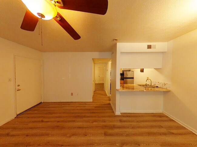 Building Photo - 1 Bedroom, 1 Bathroom Condo Rental in Hamp...