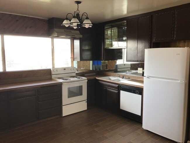 Primary Photo - SPACIOUS Upper 2 bedroom unit, Bellflower -- CALL US TODAY!!