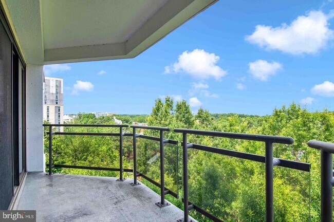 Building Photo - 1530 Key Blvd