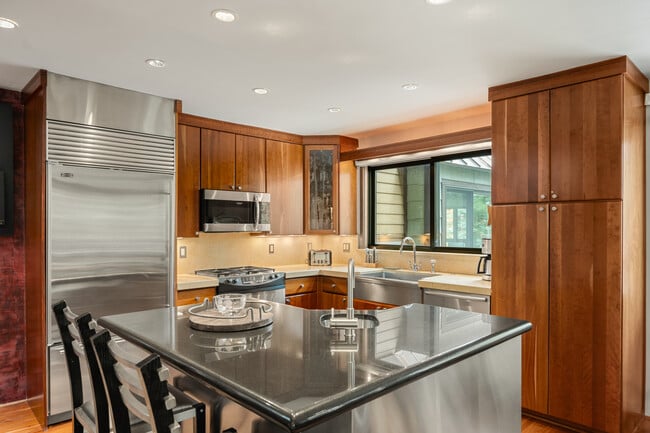 Building Photo - 650 S Monarch St