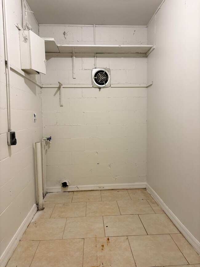 Building Photo - H28