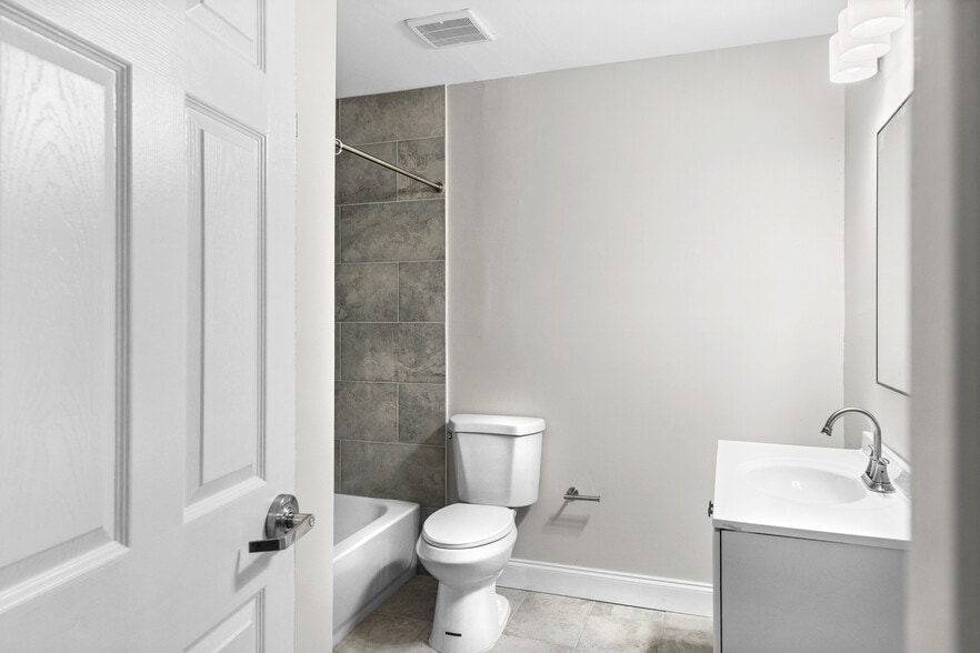 SHARED BATH 1 - 431 Arlington Rd N
