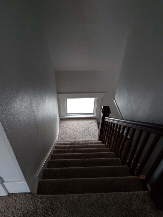 Building Photo - 1308 E Queen Ave