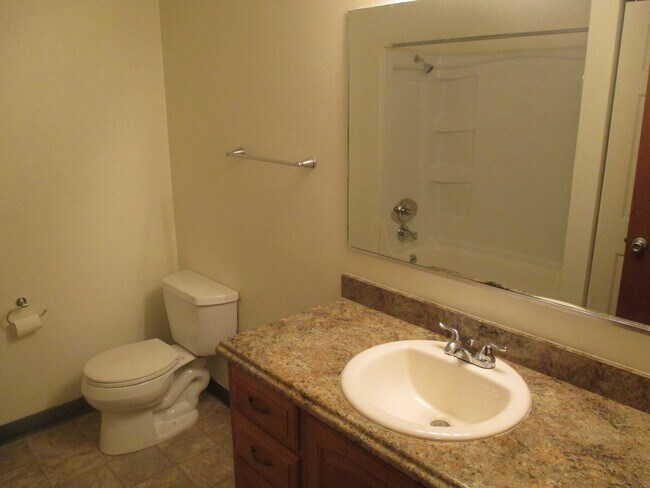 Building Photo - Two Bedroom Apartment in Central Salem