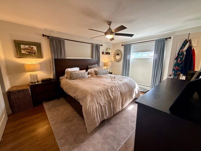 Building Photo - Sprawling 6 BR 4 BA Applewood Paradise - Live in Luxury with this Entertainer's Dream!