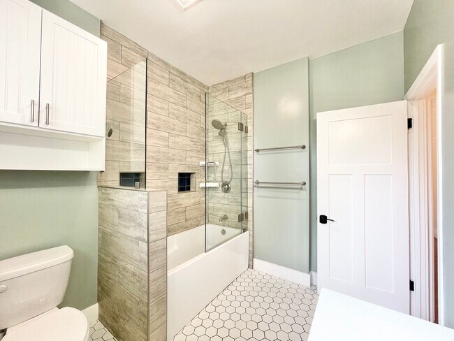 Building Photo - 4941 10th Ave