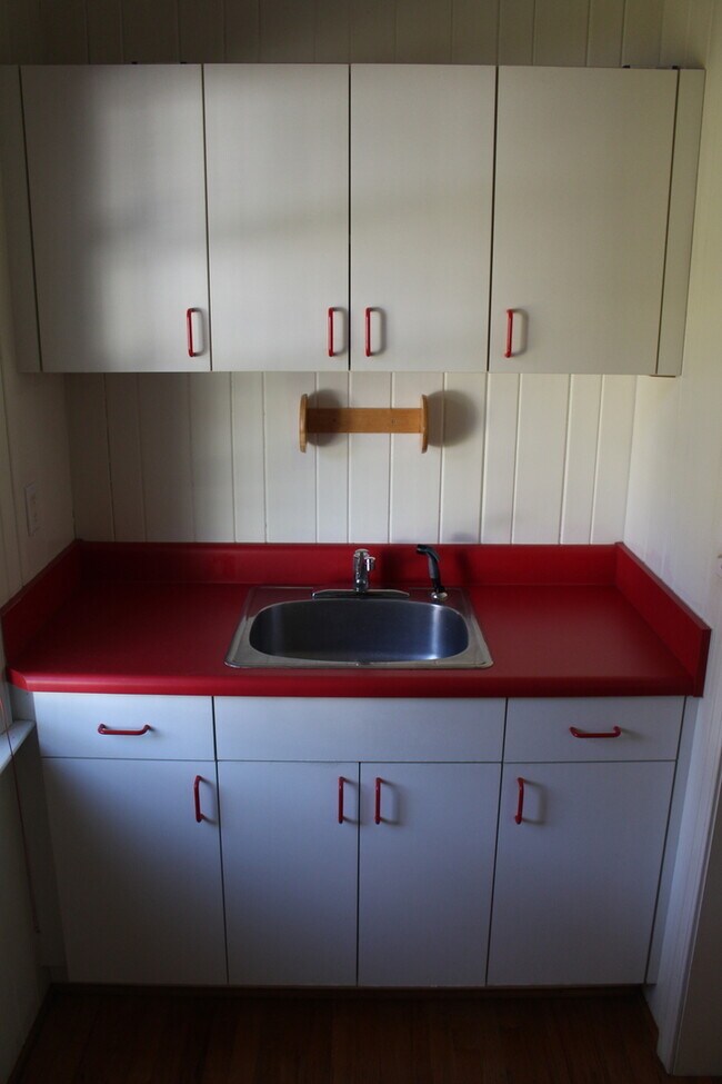 Building Photo - 3 Bed/2 Bath Home Right Next to Walker Golf Course!