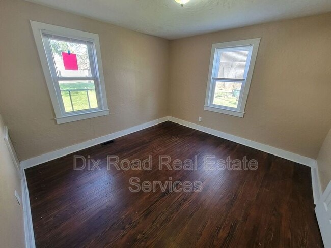 Building Photo - 109 N Decker Ave