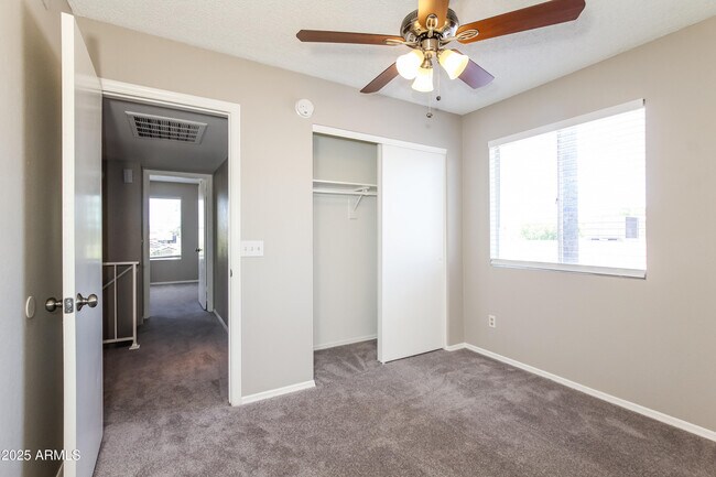 Building Photo - 927 E Escuda Dr