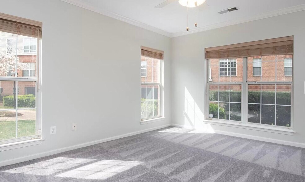 Building Photo - 7000 Falls Reach Dr