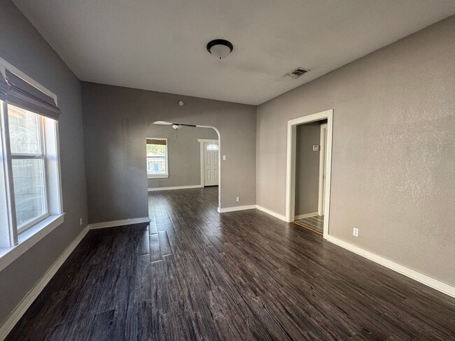 Building Photo - Lovely 3 Bedroom, 2 Bath Bungalow in the H...