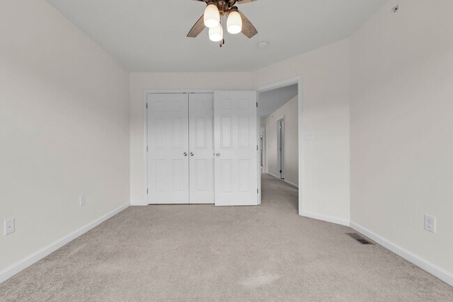Building Photo - 3 bedroom Townhouse