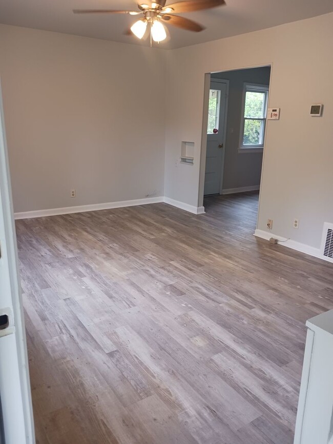 Building Photo - Newly Remodeled 4 bed 1 bath in Pleasant R...