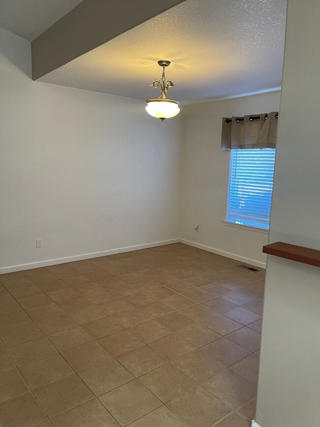 Building Photo - Charming Three Bedroom Pet Friendly Home i...