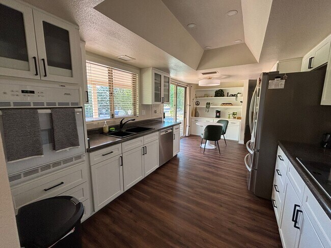 Building Photo - Discover comfortable seasonal living in Mesa, AZ with this well-appointed furnished & updated 2-b...