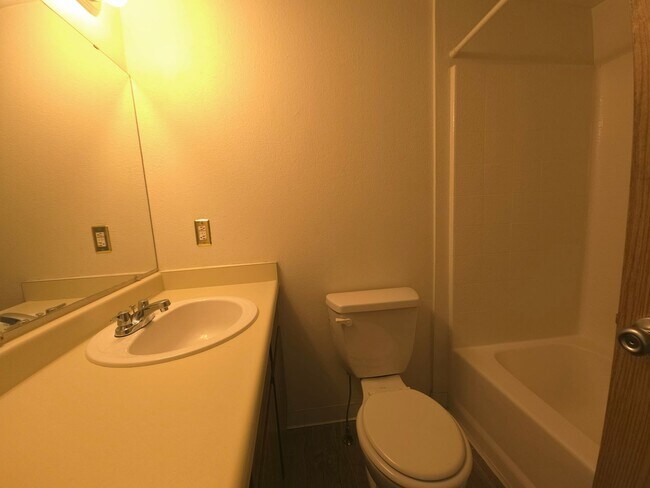 Building Photo - Ground floor condo, feels like home!