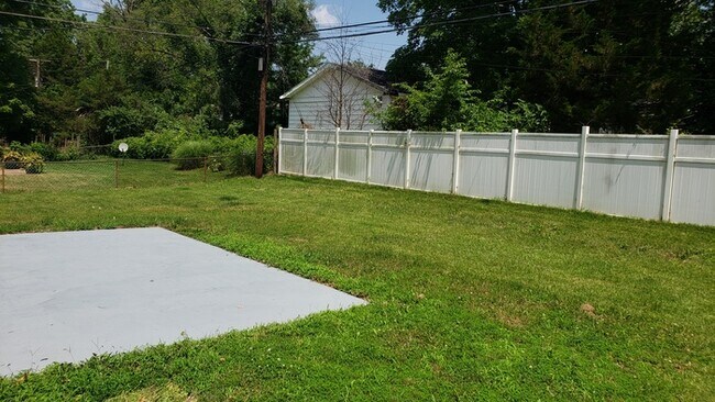 Building Photo - 10418 Monarch Dr Saint Louis, MO 63136