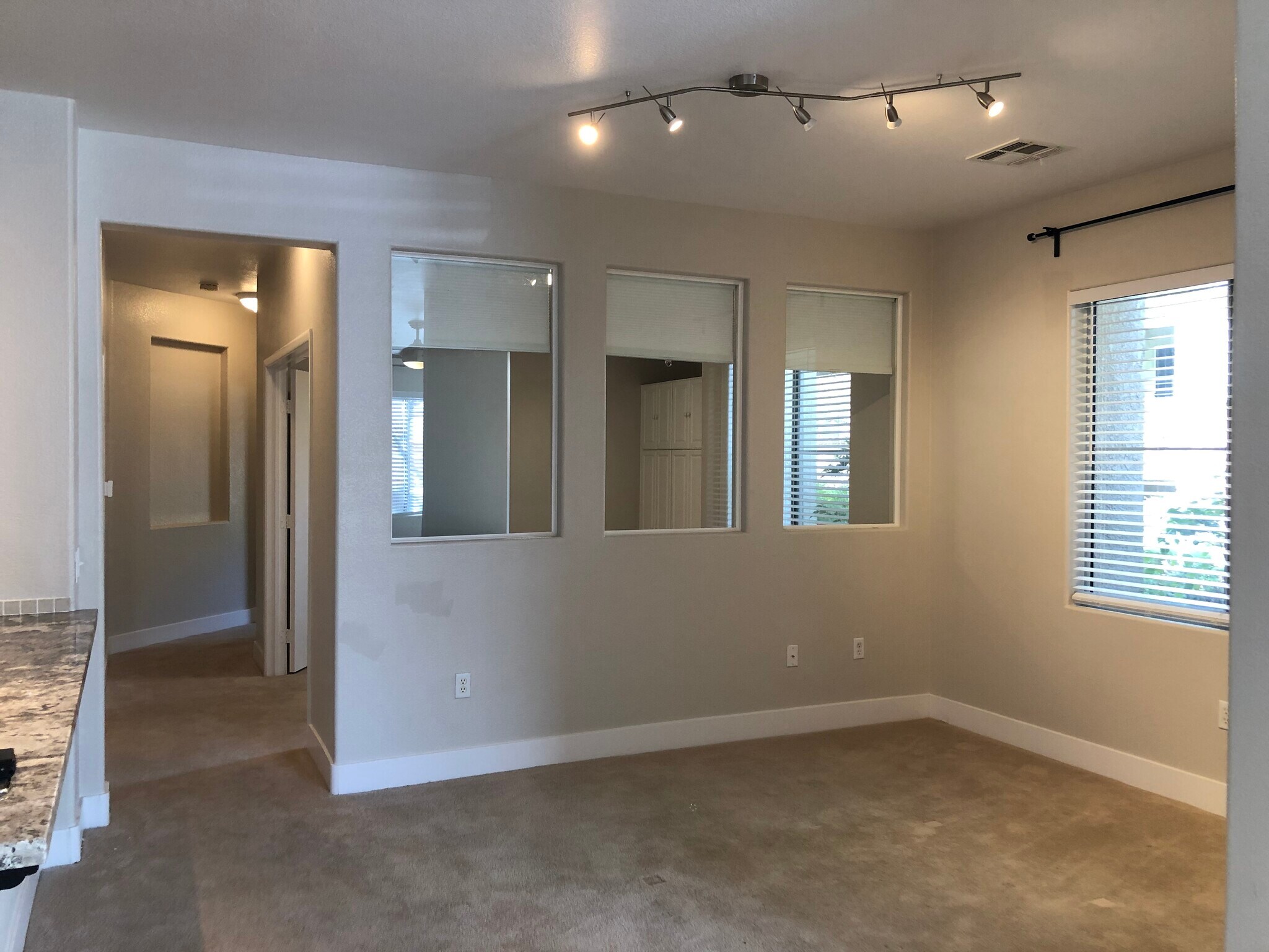 Building Photo - 720 Peachy Canyon Cir